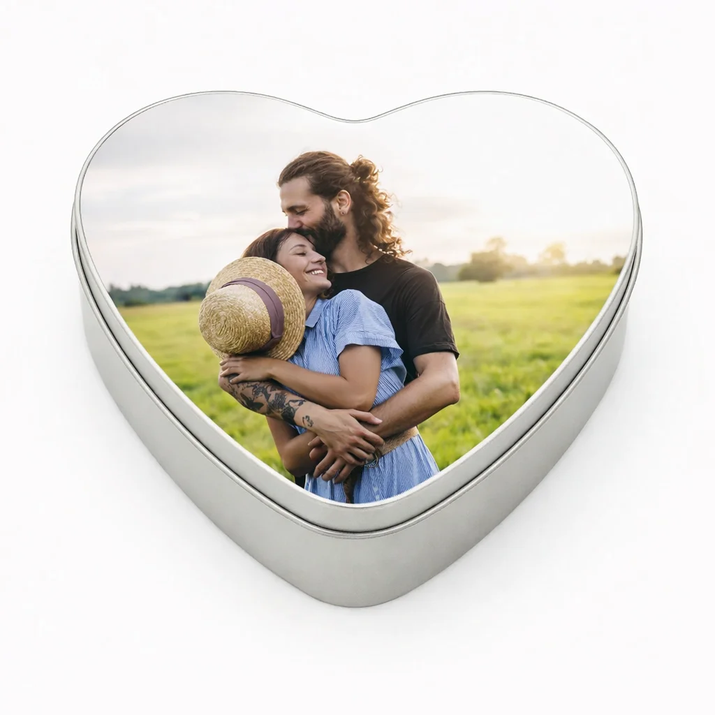metalowe pudełko w kształcie serca z nadrukiem ze zdjęcia