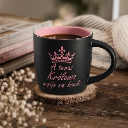 personalizowany kubek z nadrukiem różowy królowa napije się kawki