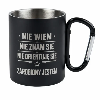 grawerowany kubek z karabińczykiem czarny