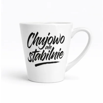 kubek latte z napisem chujowo ale stabilnie