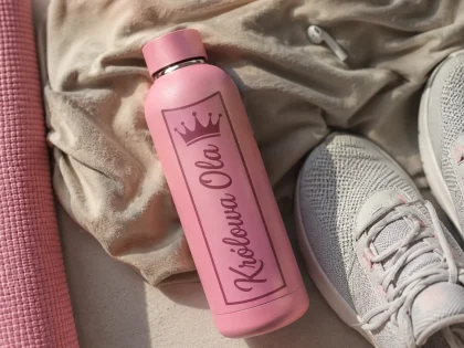 personalizowana różowa butelka sportowa z nadrukiem 500ml